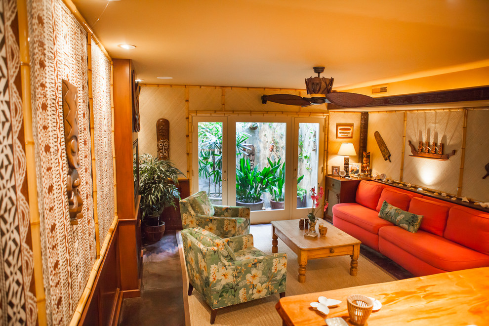 Foto på ett mellanstort tropiskt separat vardagsrum, med ett finrum, beige väggar, mörkt trägolv och grått golv