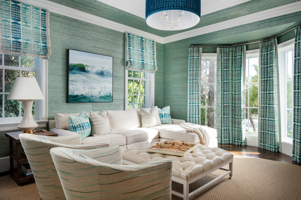 Свежая идея для дизайна: изолированная гостиная комната в морском стиле с зелеными стенами, паркетным полом среднего тона и коричневым полом без камина - отличное фото интерьера