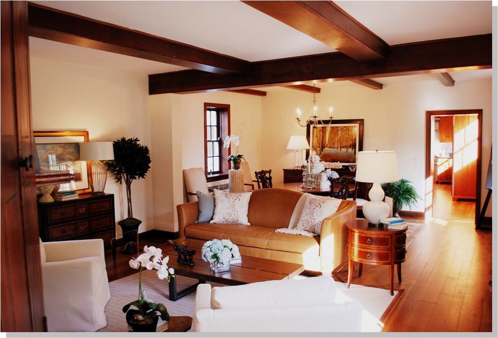 Источник вдохновения для домашнего уюта: большая изолированная гостиная комната в стиле фьюжн с паркетным полом среднего тона, стандартным камином, белыми стенами и фасадом камина из кирпича без телевизора