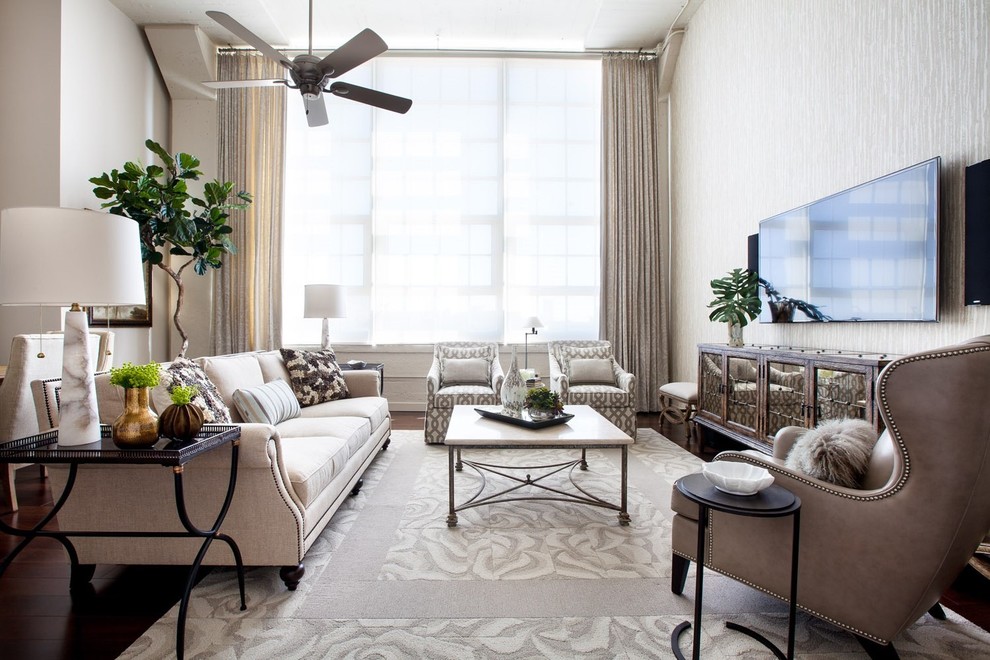 Immagine di un soggiorno chic di medie dimensioni e aperto con pareti beige, parquet scuro e TV a parete