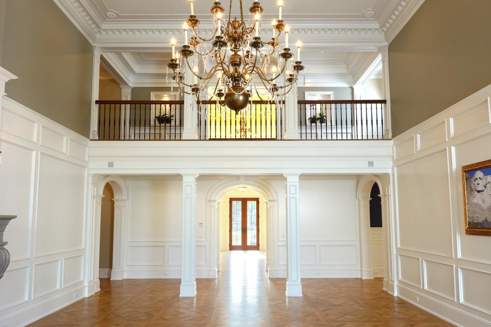 Ejemplo de salón abierto clásico grande sin televisor con paredes blancas, suelo de madera clara y todas las chimeneas