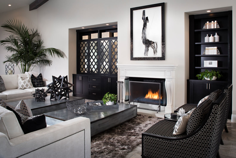 サンディエゴにある高級な広いコンテンポラリースタイルのおしゃれなリビング (グレーの壁、ライムストーンの床、標準型暖炉、木材の暖炉まわり、埋込式メディアウォール) の写真