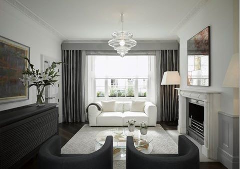 Repräsentatives Modernes Wohnzimmer mit weißer Wandfarbe, dunklem Holzboden, Kaminumrandung aus Stein und Multimediawand in London