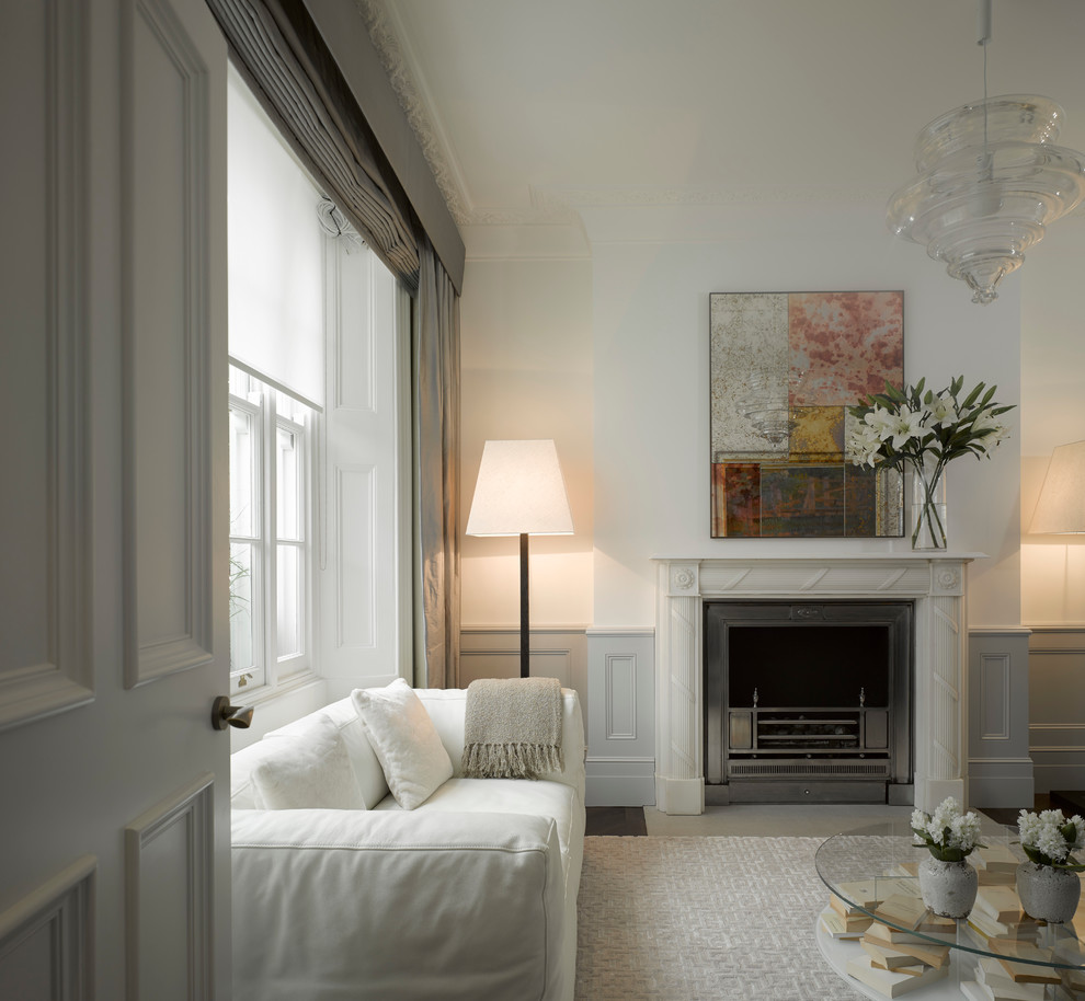 Abgetrenntes Modernes Wohnzimmer mit weißer Wandfarbe, dunklem Holzboden, Kamin und Kaminumrandung aus Stein in London