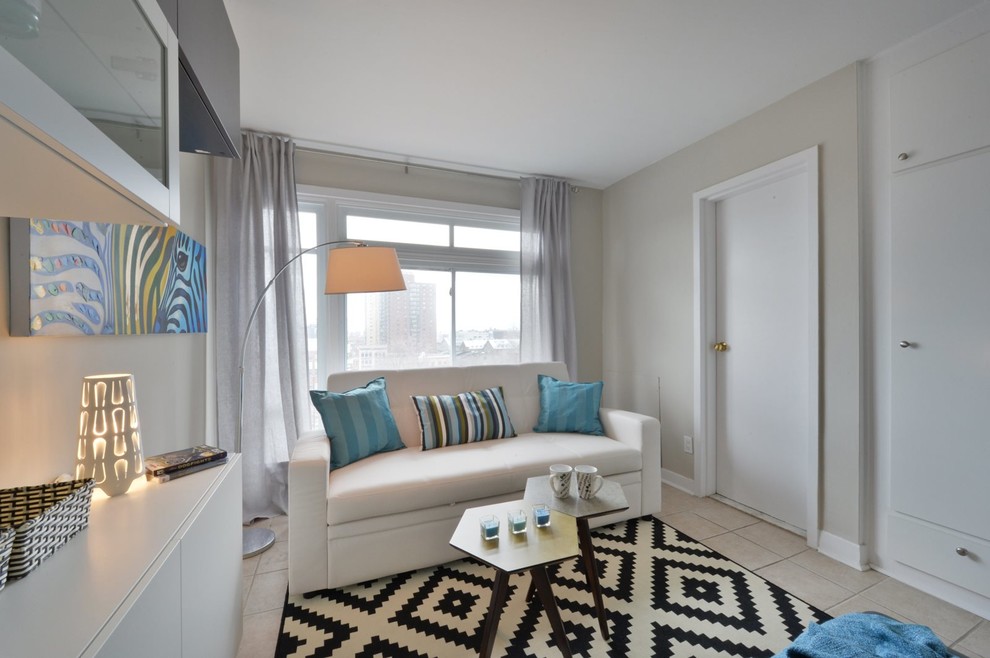 Immagine di un piccolo soggiorno minimalista aperto con pareti beige, pavimento con piastrelle in ceramica e parete attrezzata