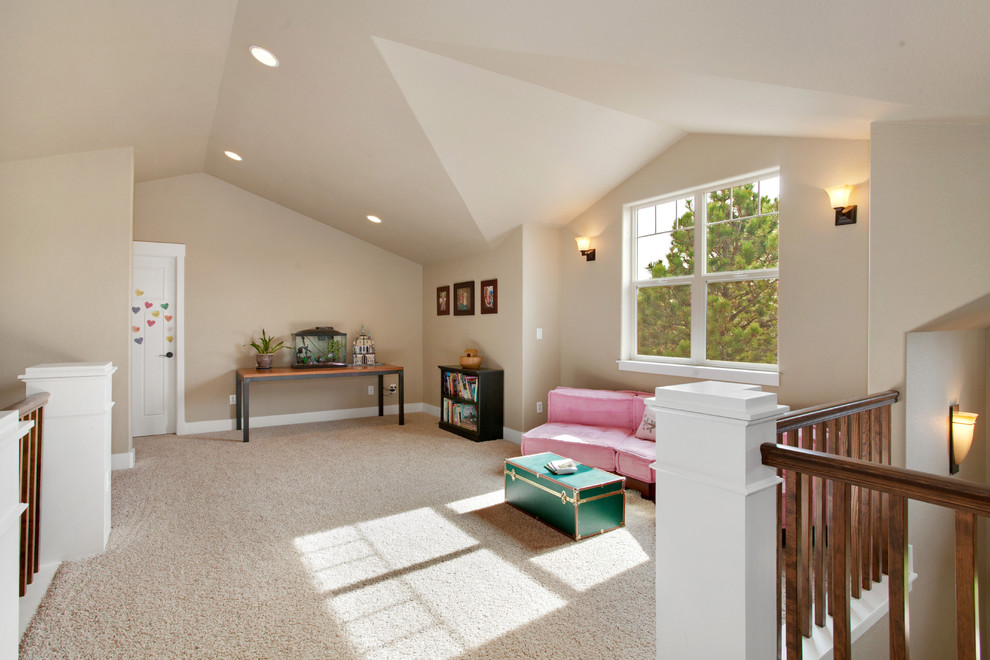 Idée de décoration pour un salon mansardé ou avec mezzanine craftsman de taille moyenne avec un mur beige, moquette et un sol beige.