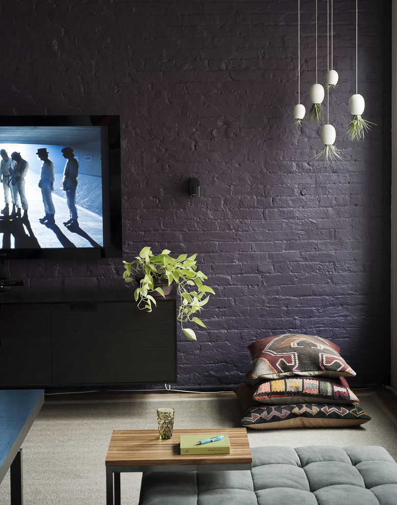 Foto de salón abierto bohemio grande con paredes púrpuras y televisor colgado en la pared