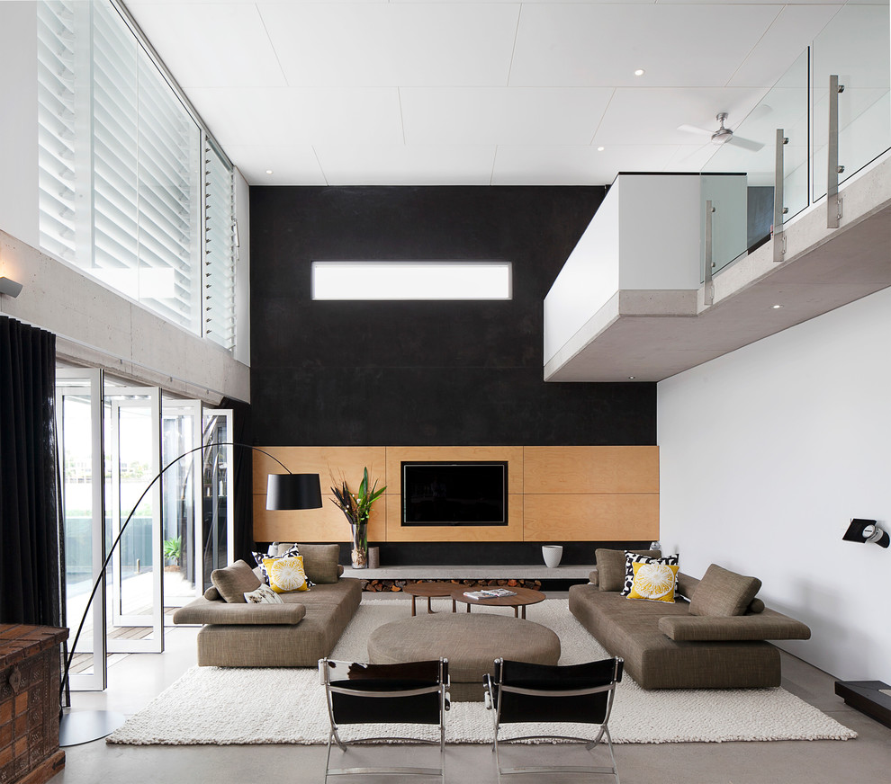Стильный дизайн: гостиная комната в современном стиле с белыми стенами, мультимедийным центром и коричневым диваном без камина - последний тренд