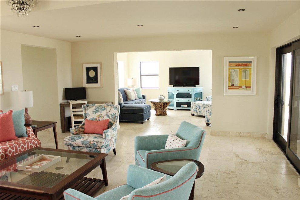 Immagine di un soggiorno stile marino di medie dimensioni e aperto con pareti beige, pavimento in travertino e TV autoportante