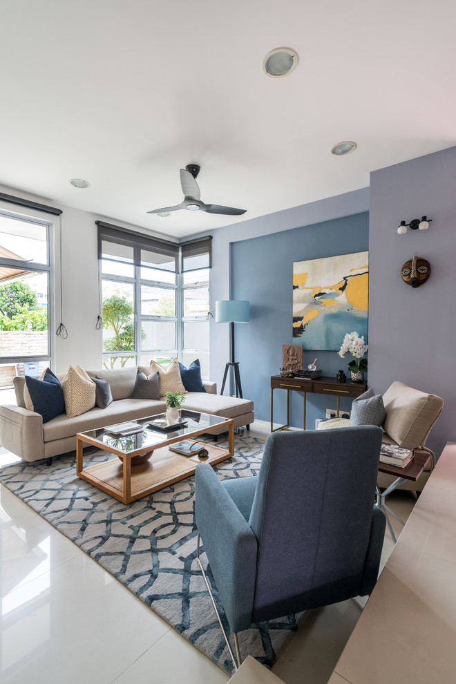 Стильный дизайн: гостиная комната в современном стиле с синими стенами и белым полом - последний тренд