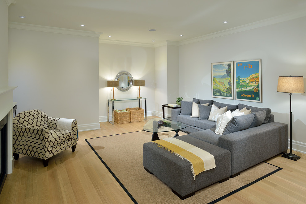 Ispirazione per un grande soggiorno tradizionale con pareti bianche, parquet chiaro, camino classico e pavimento beige