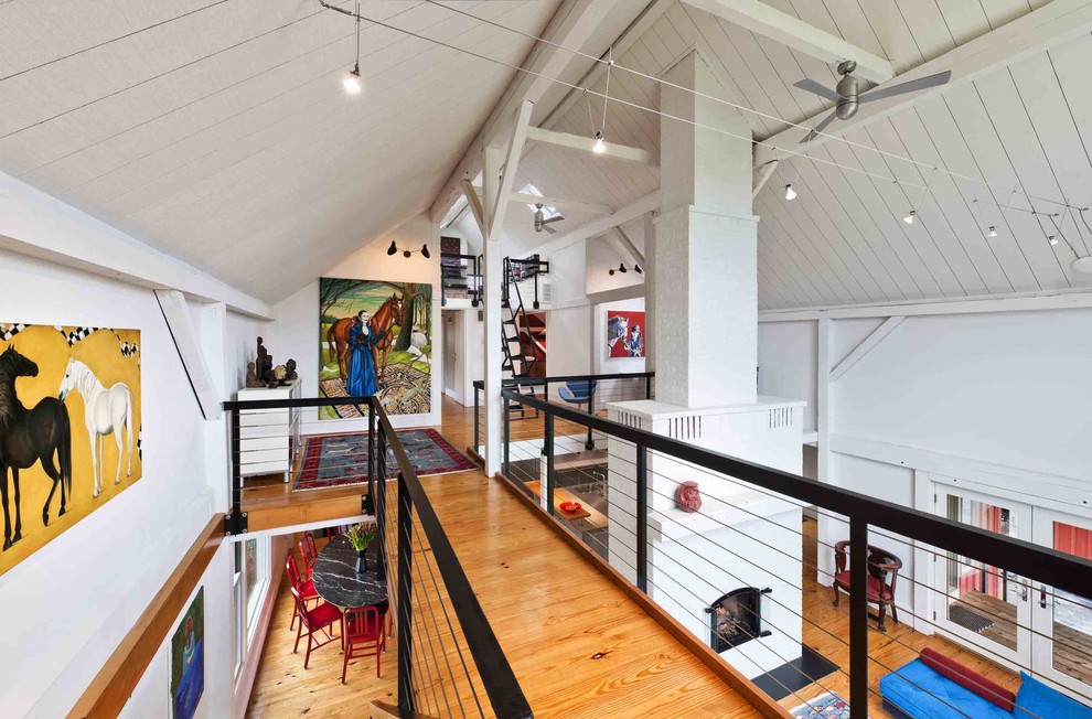 Landhausstil Wohnzimmer im Loft-Stil mit weißer Wandfarbe in Philadelphia