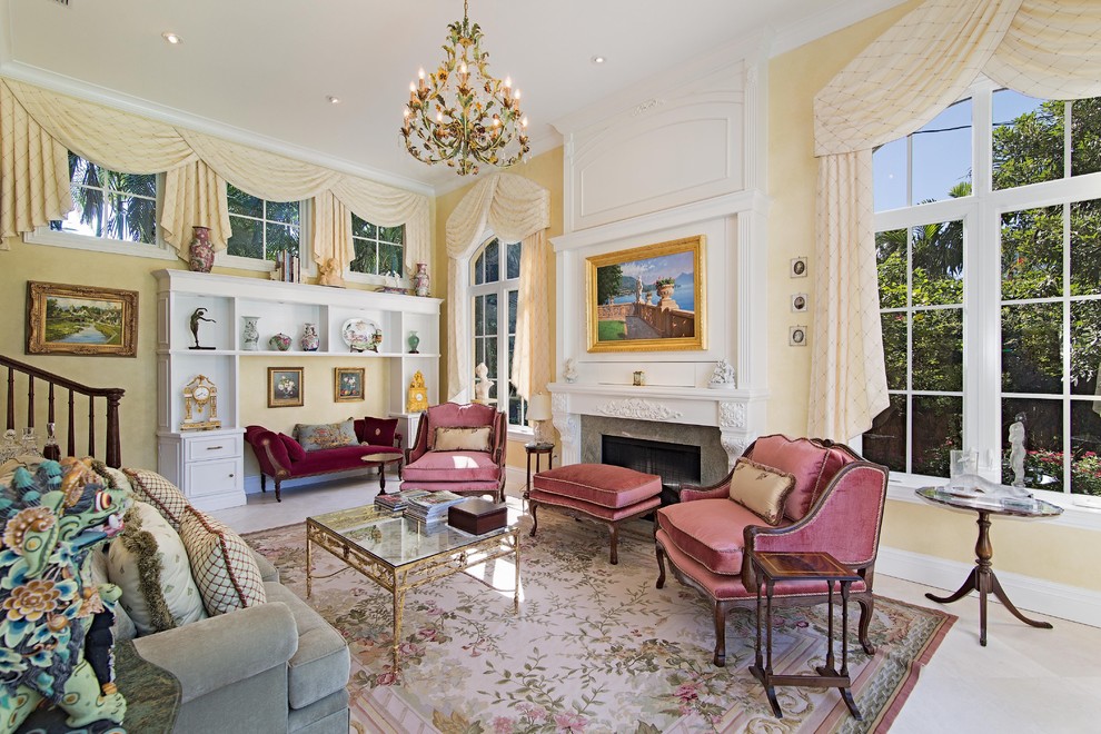 Стильный дизайн: большая парадная, открытая гостиная комната в классическом стиле с желтыми стенами и стандартным камином - последний тренд