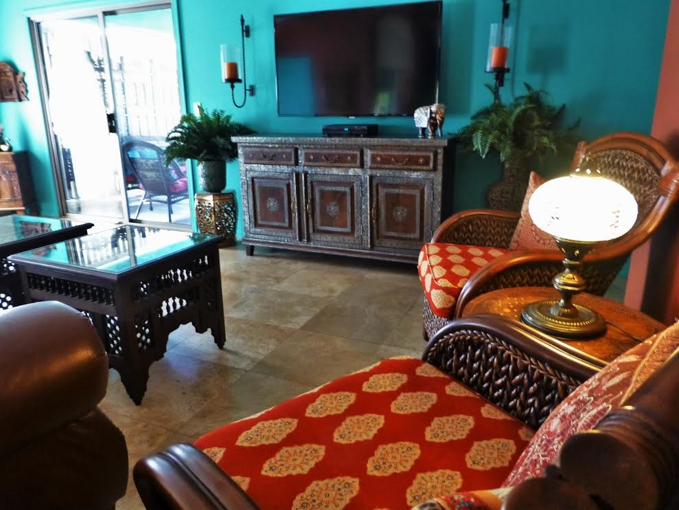 Bild på ett stort medelhavsstil separat vardagsrum, med blå väggar, travertin golv och en väggmonterad TV