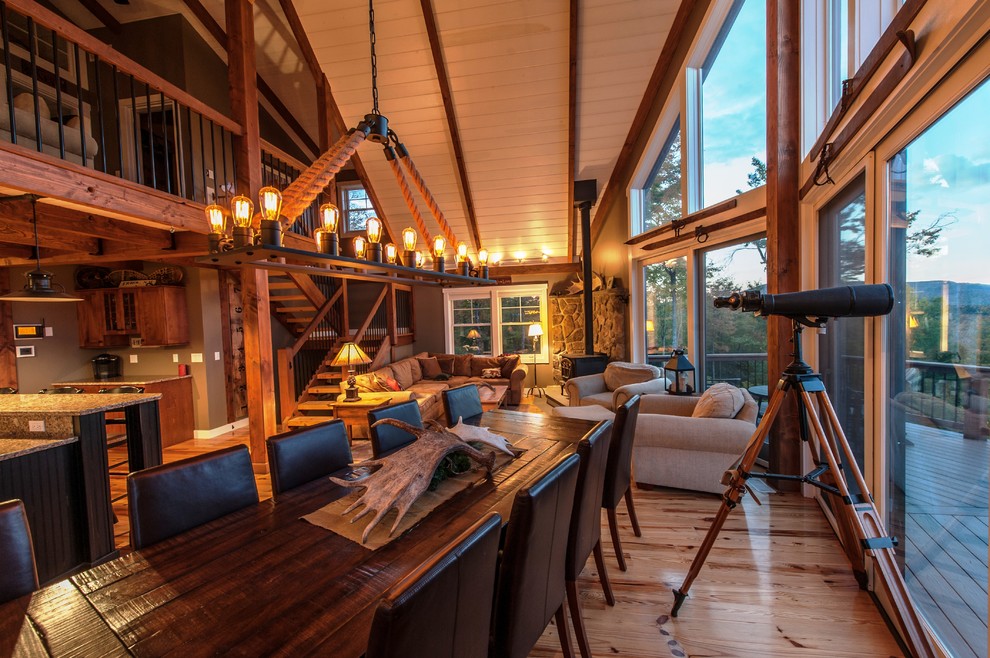 Großes, Offenes Uriges Wohnzimmer mit hellem Holzboden und Kaminofen in Portland Maine