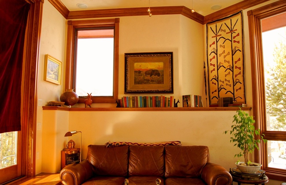 Diseño de biblioteca en casa abierta actual de tamaño medio con paredes blancas, suelo de madera oscura, chimenea lineal, marco de chimenea de baldosas y/o azulejos y televisor colgado en la pared