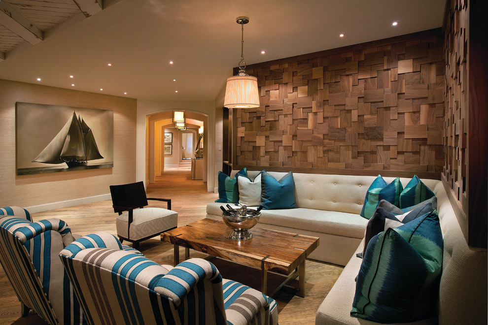 Imagen de salón para visitas costero con suelo de madera en tonos medios