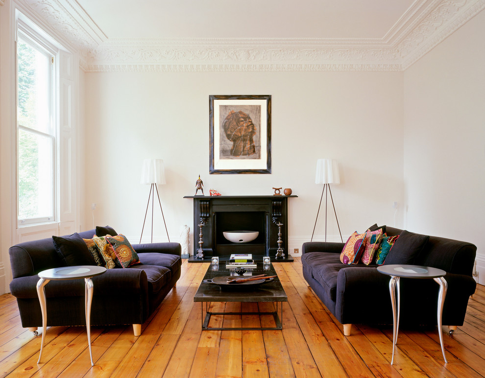 Foto på ett skandinaviskt separat vardagsrum, med ett finrum, vita väggar, ljust trägolv, en standard öppen spis och orange golv