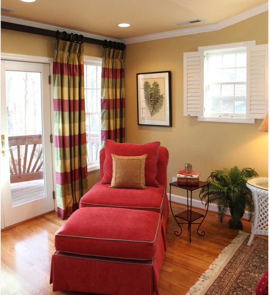 Mittelgroßes Modernes Wohnzimmer mit grüner Wandfarbe, braunem Holzboden, Kamin, Kaminumrandung aus Stein und TV-Wand in St. Louis