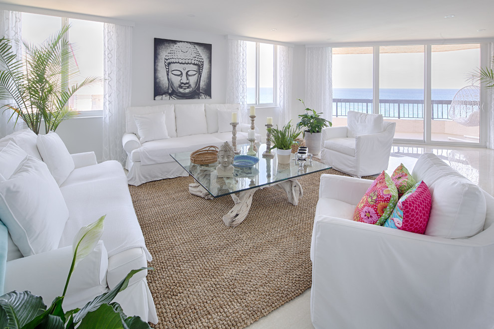 Ispirazione per un soggiorno stile marino con pareti bianche e pavimento beige