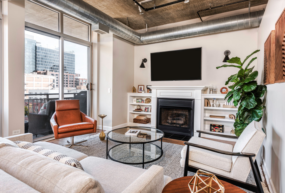 Kleines, Offenes Industrial Wohnzimmer mit beiger Wandfarbe, Kamin, TV-Wand, braunem Boden und dunklem Holzboden in Chicago