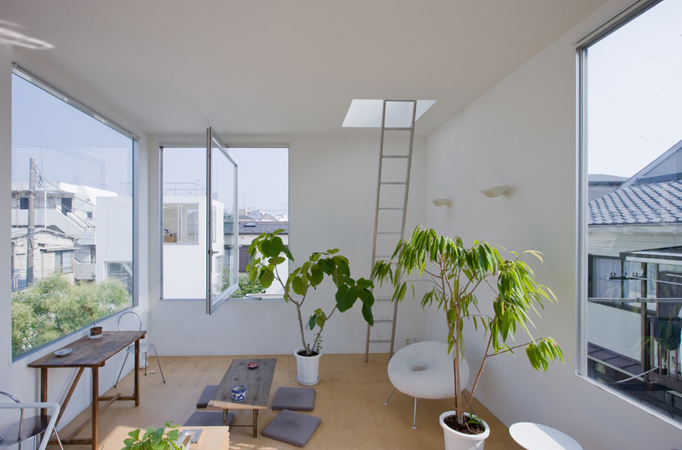 Kleines Modernes Wohnzimmer mit weißer Wandfarbe in Sonstige