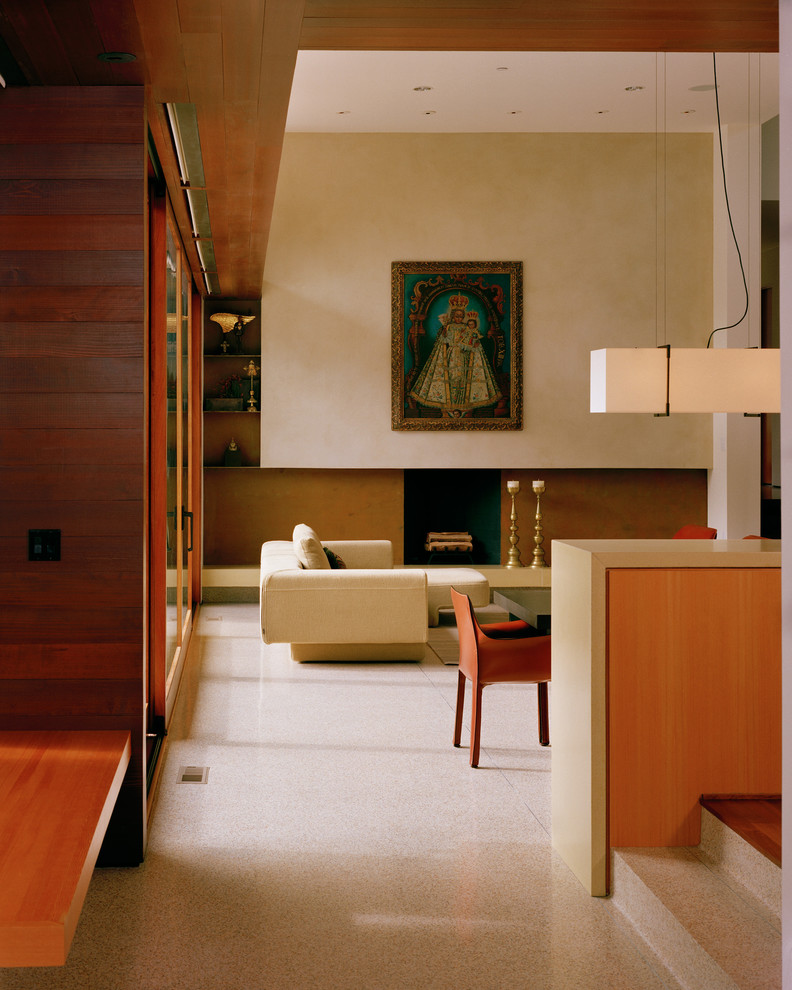 Idée de décoration pour un grand salon minimaliste ouvert avec un mur blanc et une cheminée standard.
