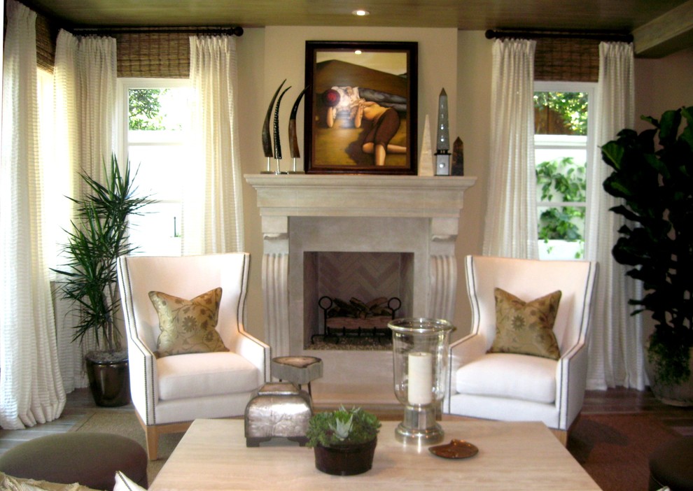 Mittelgroßes, Fernseherloses, Offenes Klassisches Wohnzimmer mit beiger Wandfarbe, braunem Holzboden, Kamin und gefliester Kaminumrandung