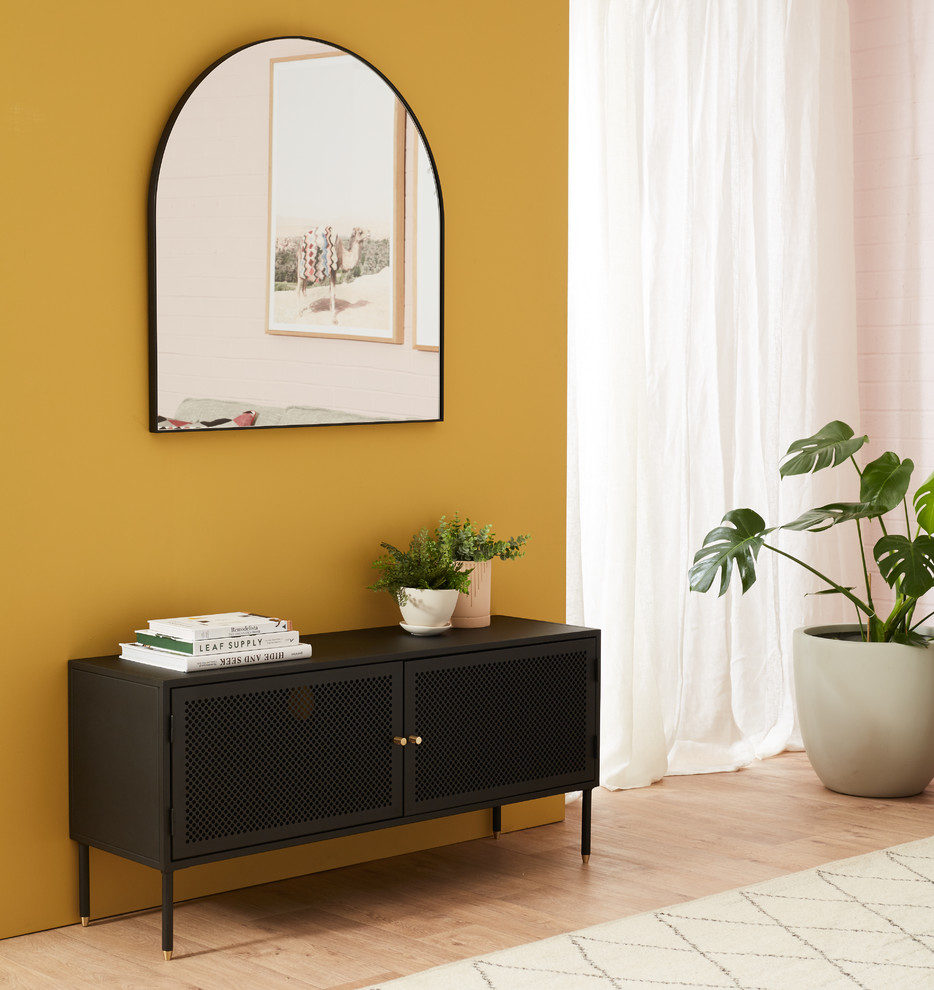 Idee per un soggiorno contemporaneo di medie dimensioni e aperto con pareti rosa, pavimento in vinile e pavimento marrone