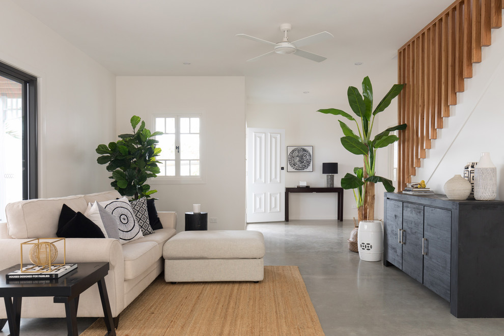 Maritimes Wohnzimmer mit weißer Wandfarbe, Betonboden und grauem Boden in Brisbane