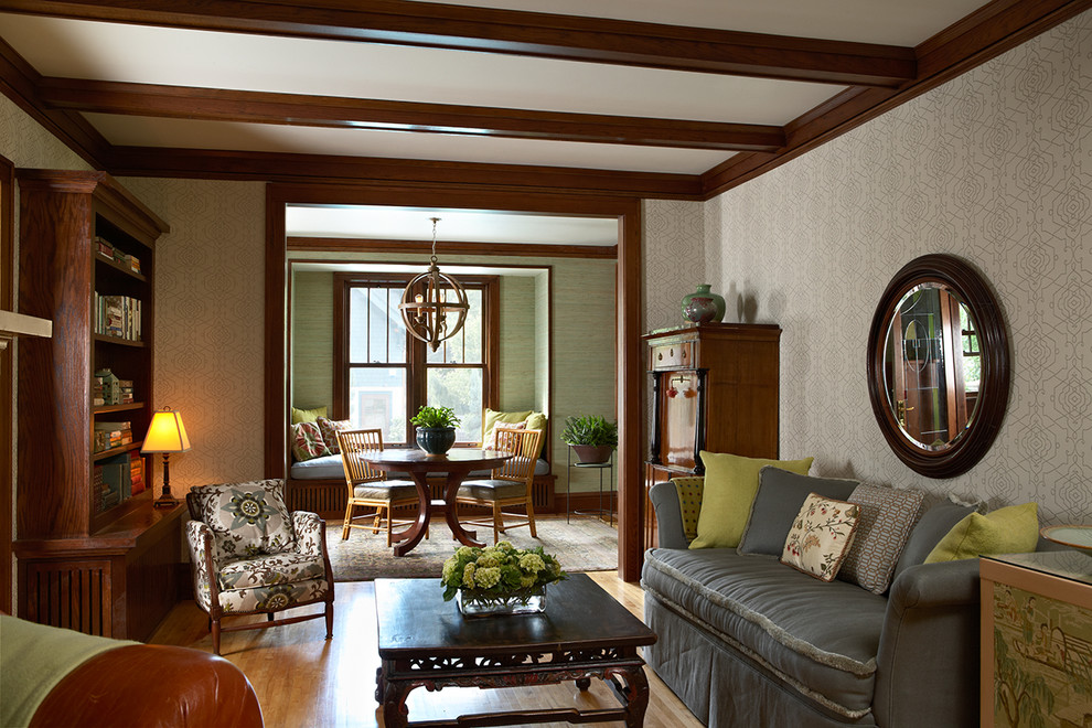 Idee per un piccolo soggiorno stile americano chiuso con sala formale, pavimento in legno massello medio e nessuna TV