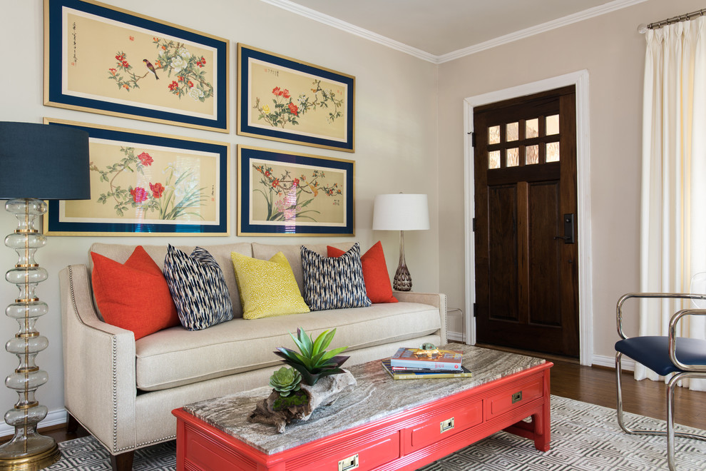 Mittelgroßes, Offenes Klassisches Wohnzimmer mit beiger Wandfarbe, braunem Holzboden, braunem Boden, Kamin, TV-Wand und gefliester Kaminumrandung in Dallas