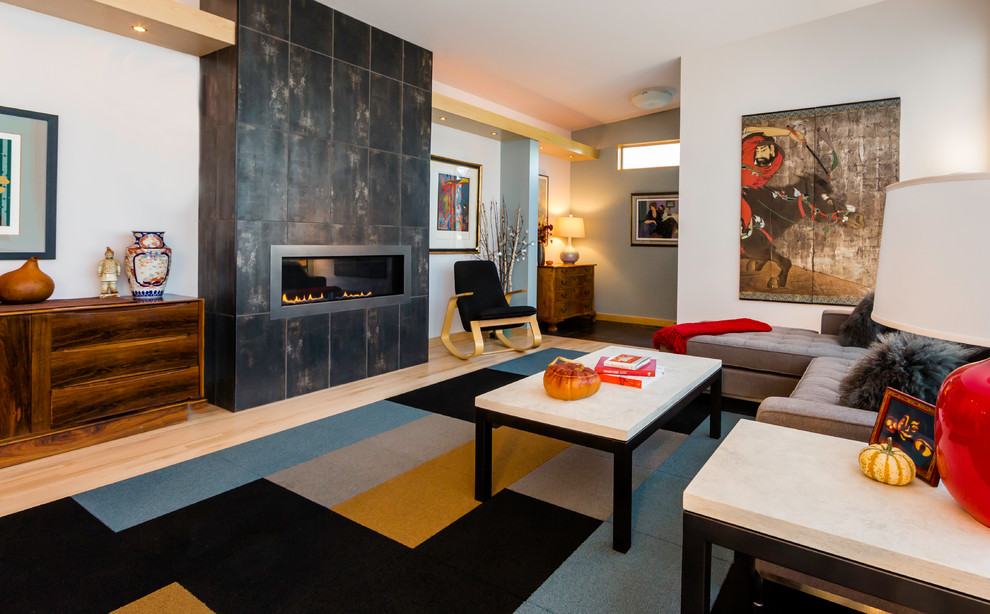 Свежая идея для дизайна: парадная, изолированная гостиная комната среднего размера в восточном стиле с синими стенами, светлым паркетным полом, горизонтальным камином, фасадом камина из металла и ковром на полу без телевизора - отличное фото интерьера