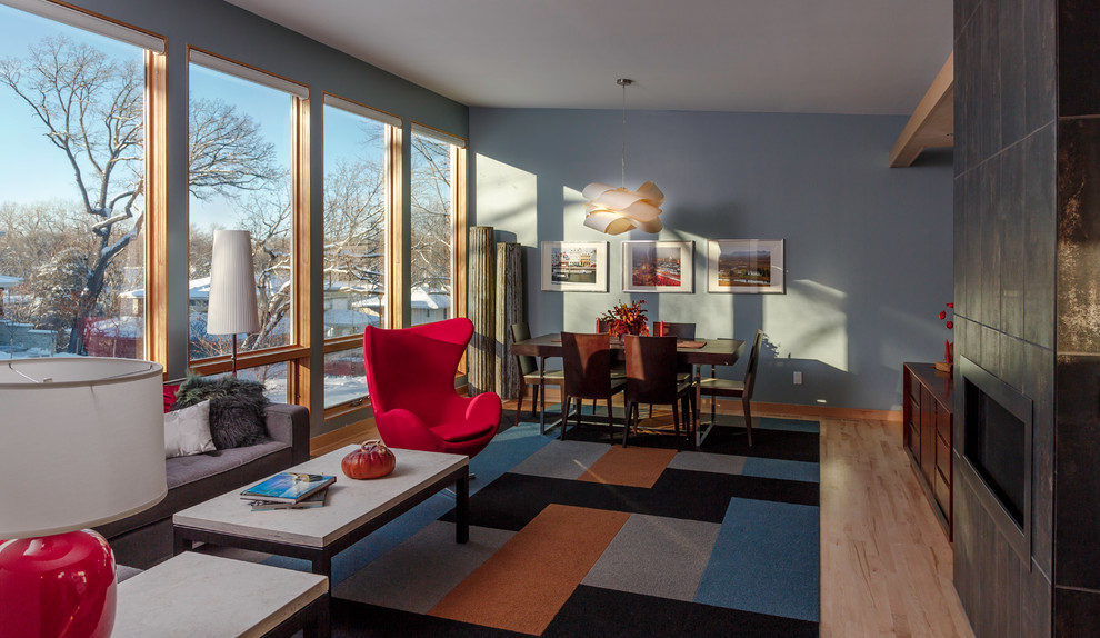 Mittelgroßes, Repräsentatives, Fernseherloses, Abgetrenntes Modernes Wohnzimmer mit grauer Wandfarbe, hellem Holzboden, Gaskamin und gefliester Kaminumrandung in Minneapolis