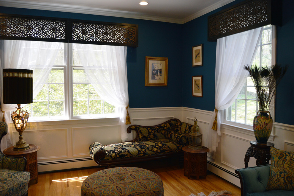 Immagine di un grande soggiorno vittoriano chiuso con sala formale, pareti blu e parquet chiaro