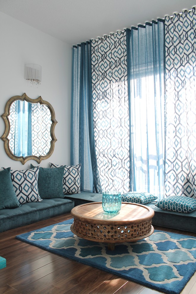 Источник вдохновения для домашнего уюта: гостиная комната в средиземноморском стиле с белыми стенами и синими шторами