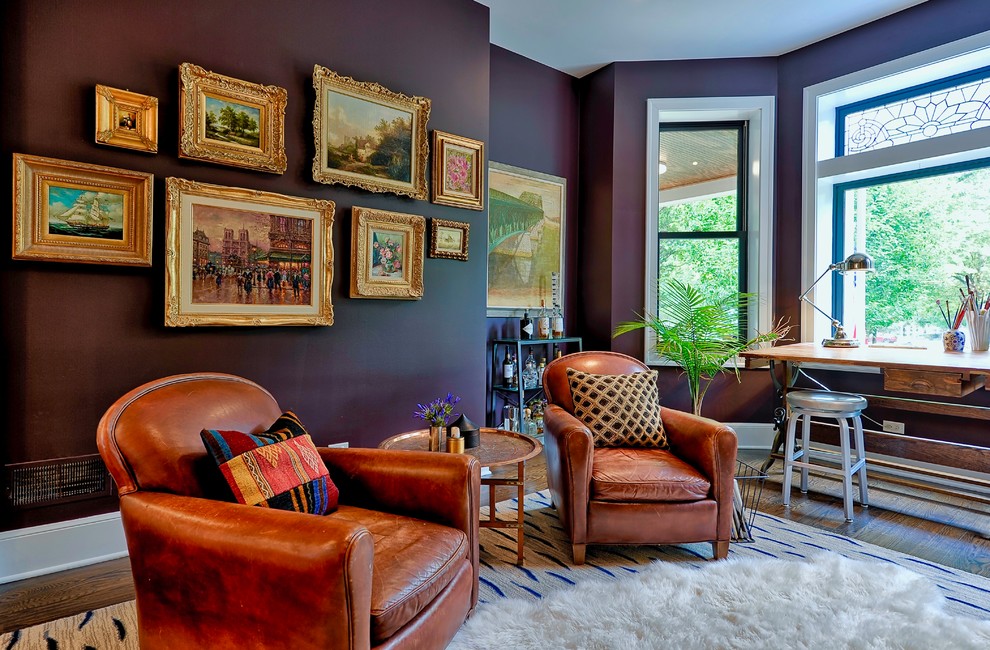 Immagine di un soggiorno bohémian di medie dimensioni e chiuso con pareti viola