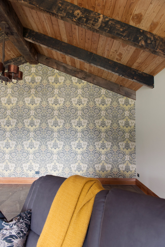 Idée de décoration pour un salon champêtre fermé avec un mur gris, un sol en carrelage de porcelaine, un sol marron, poutres apparentes et du papier peint.