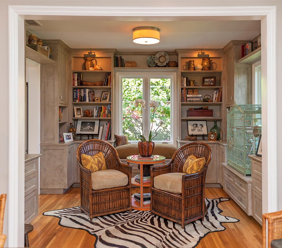 Imagen de salón ecléctico con paredes grises y suelo de madera en tonos medios