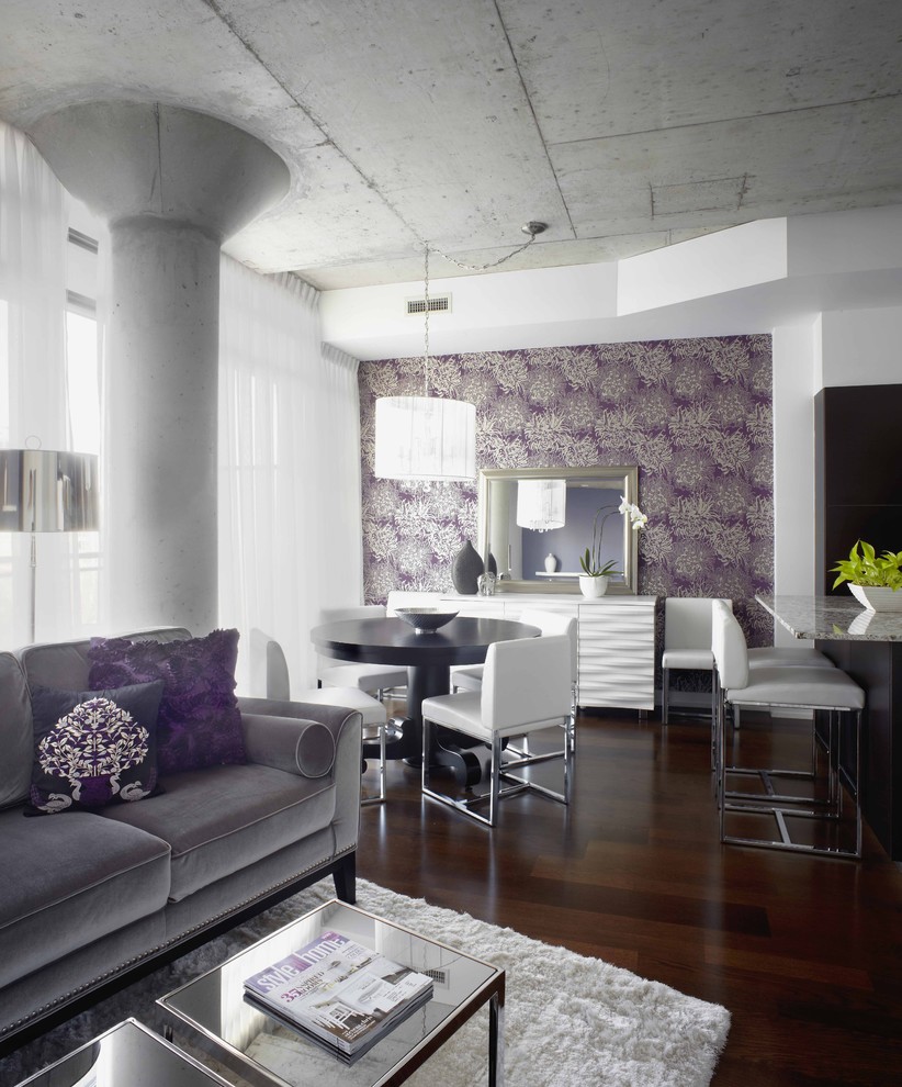 Идея дизайна: гостиная комната в современном стиле с фиолетовыми стенами и акцентной стеной