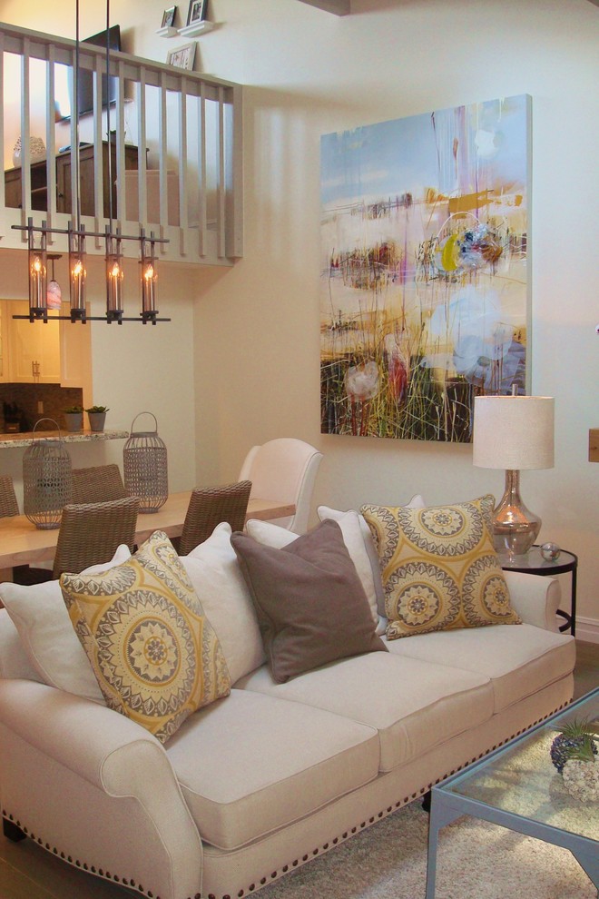 Immagine di un piccolo soggiorno minimalista con pareti bianche, parquet chiaro, camino classico e cornice del camino in pietra