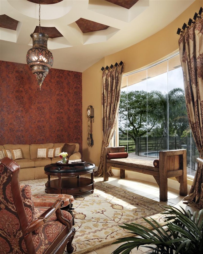 На фото: гостиная комната в средиземноморском стиле с красными стенами и акцентной стеной