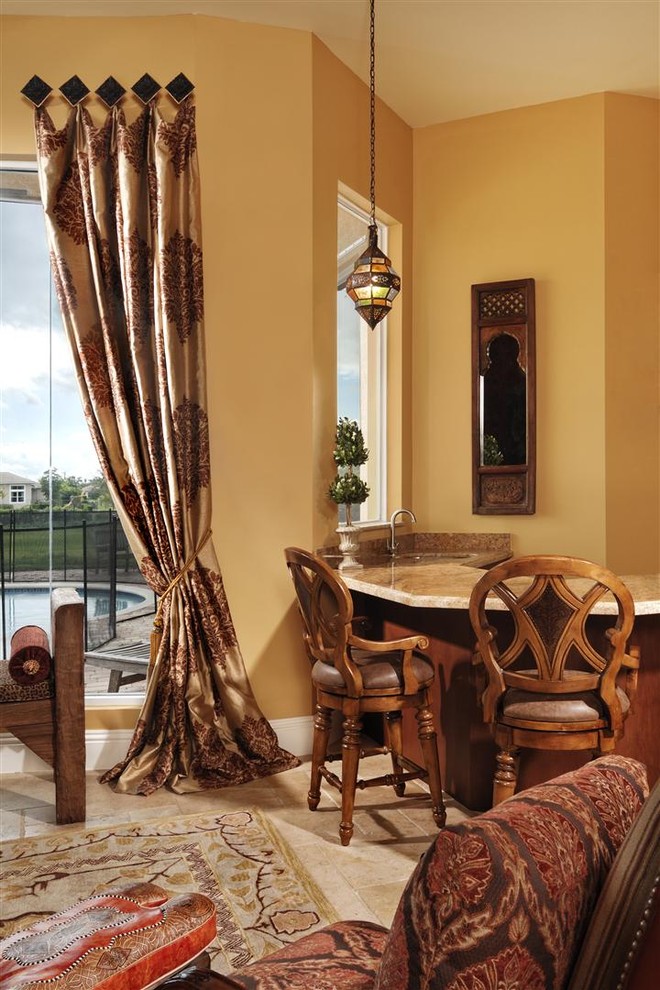 Источник вдохновения для домашнего уюта: гостиная комната в средиземноморском стиле с домашним баром, желтыми стенами и красивыми шторами