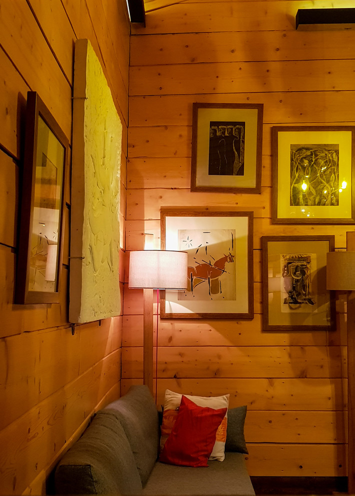 Kleines Landhausstil Wohnzimmer im Loft-Stil mit beiger Wandfarbe, gebeiztem Holzboden und braunem Boden in Sonstige