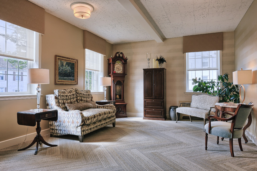 Foto di un grande soggiorno bohémian aperto con pareti beige e moquette