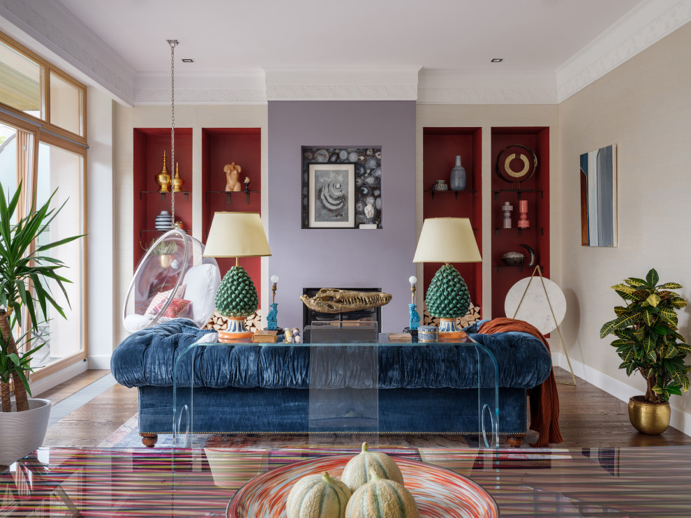 Foto di un soggiorno eclettico di medie dimensioni e aperto con pareti multicolore, parquet scuro, stufa a legna, pavimento marrone e carta da parati