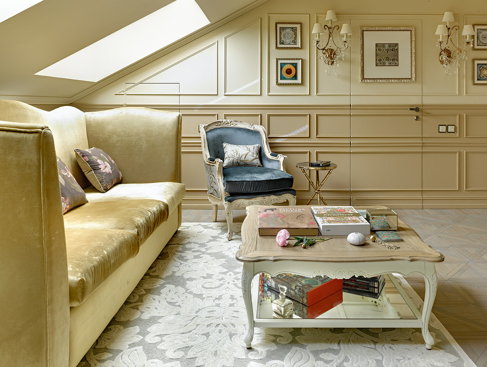 Imagen de salón tradicional renovado con paredes beige, suelo de madera clara y suelo beige