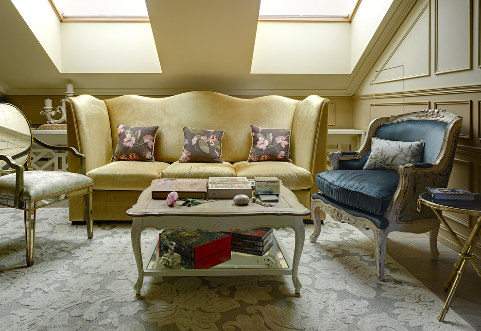 Пример оригинального дизайна: парадная гостиная комната в стиле неоклассика (современная классика) с бежевыми стенами и светлым паркетным полом