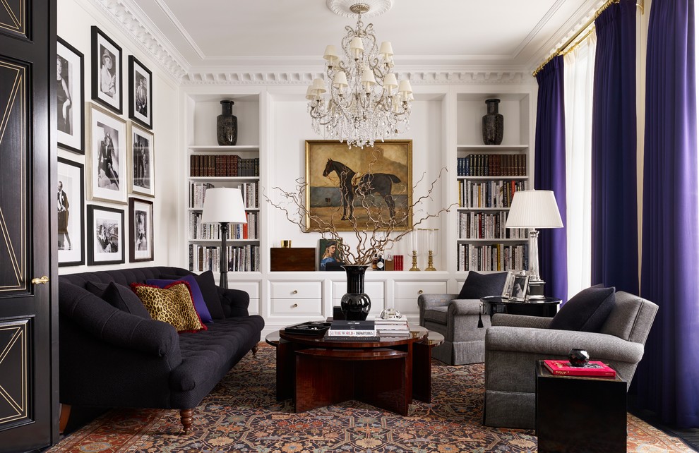 Inspiration pour un salon traditionnel avec une bibliothèque ou un coin lecture, un mur blanc, moquette et un sol marron.