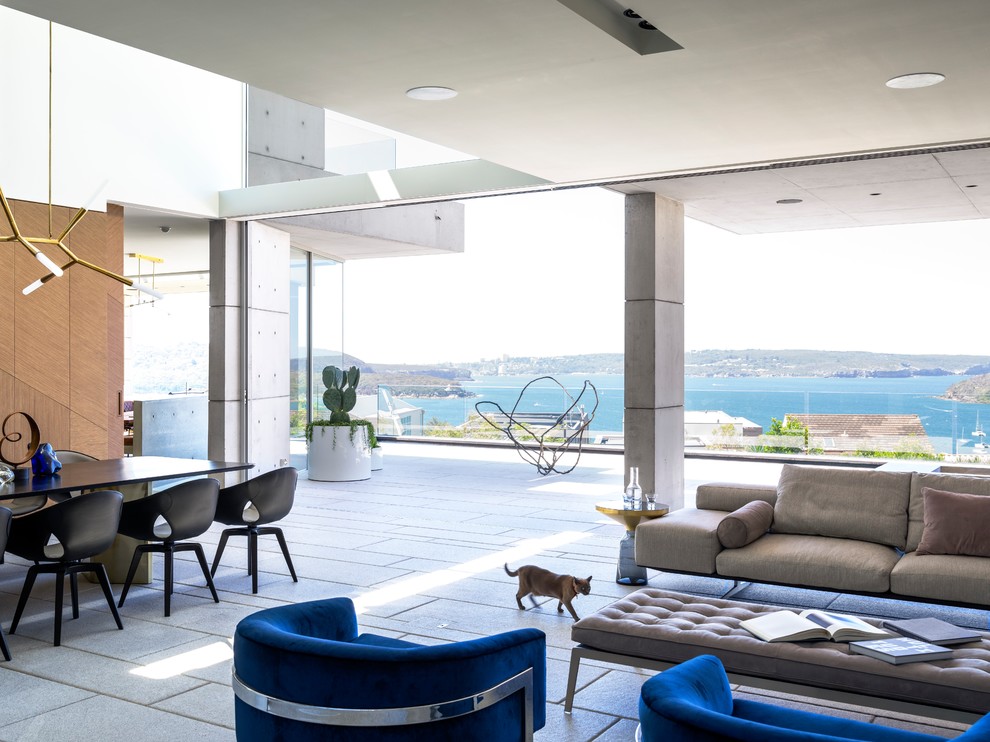 Offenes Modernes Wohnzimmer mit bunten Wänden und grauem Boden in Sydney
